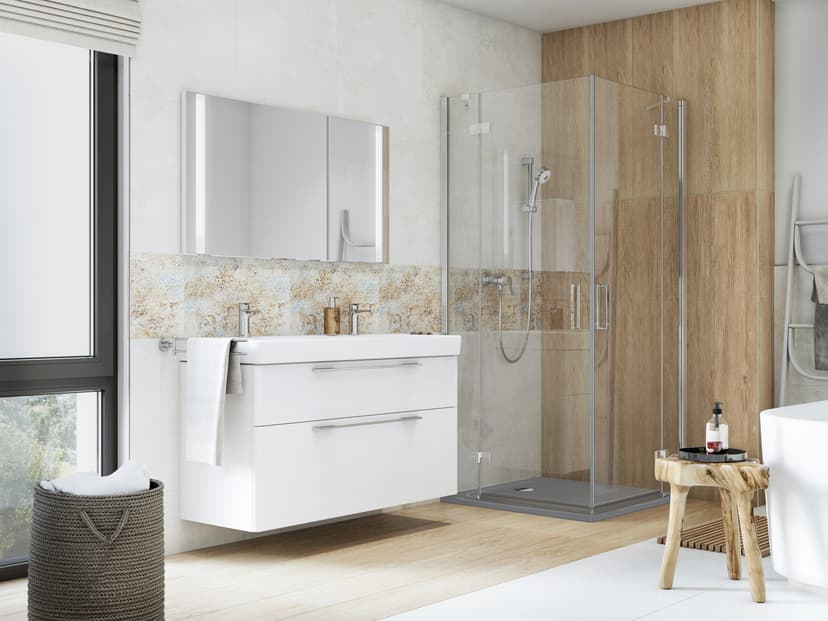 Helles Bad mit Fenster und Dekor aus Naturholz